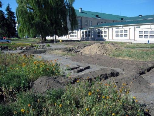, Реконструкцію центральної площі міста розпочали зі скверу, Надросся Online