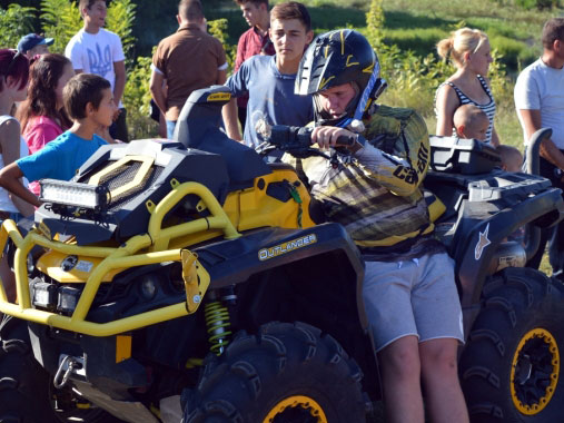 , Показовий мотокрос в Гарбузині: жителі села «дешево й сердито» організували власний День молоді, Надросся Online