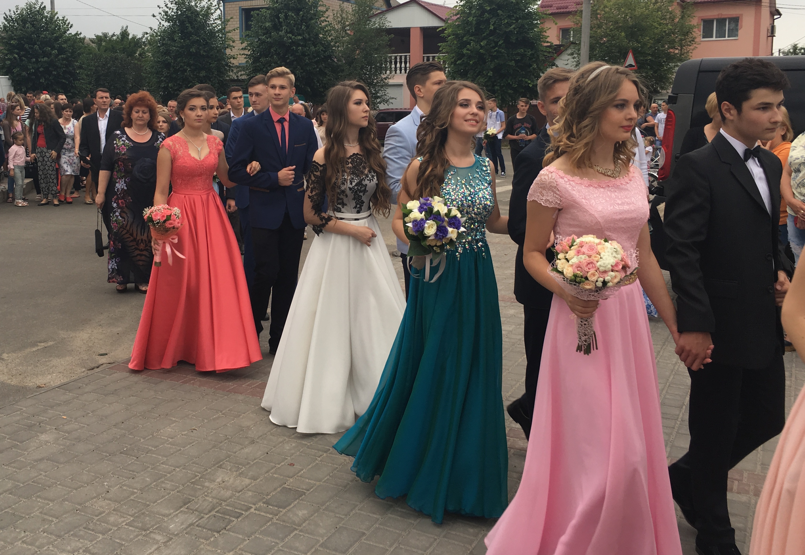 , Вразили красою суконь і посмішок. Випуск-2017, Надросся Online
