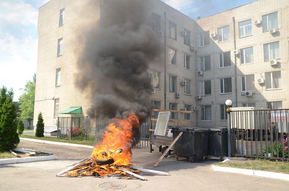 , Під Будинком правосуддя у Черкасах палали шини, Надросся Online