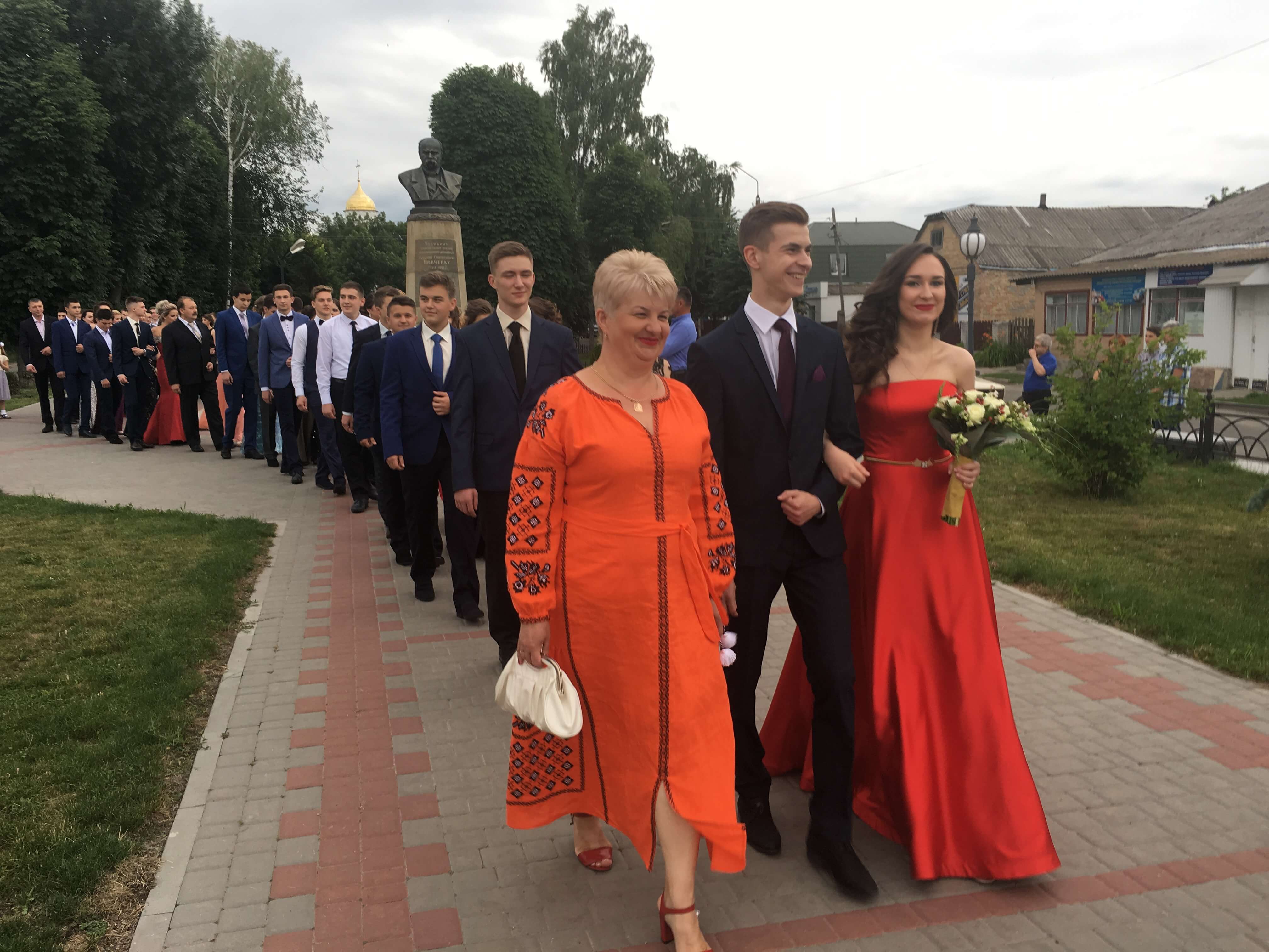 , Вразили красою суконь і посмішок. Випуск-2017, Надросся Online