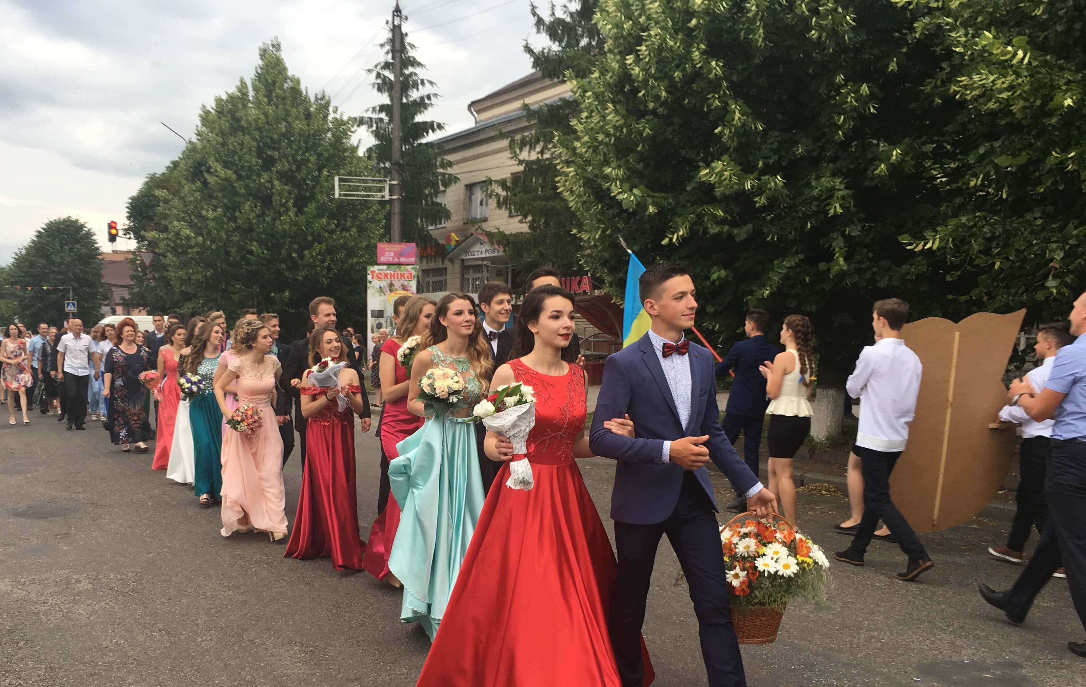 , Вразили красою суконь і посмішок. Випуск-2017, Надросся Online