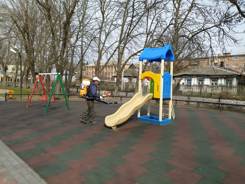 , У Корсуні дезінфікують дитячі майданчики і лавочки у скверах, Надросся Online