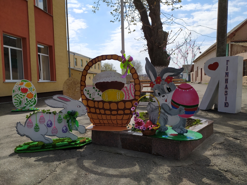 , Корсунь-Шевченківські гімназисти створили на території школи арт-майданчик, Надросся Online