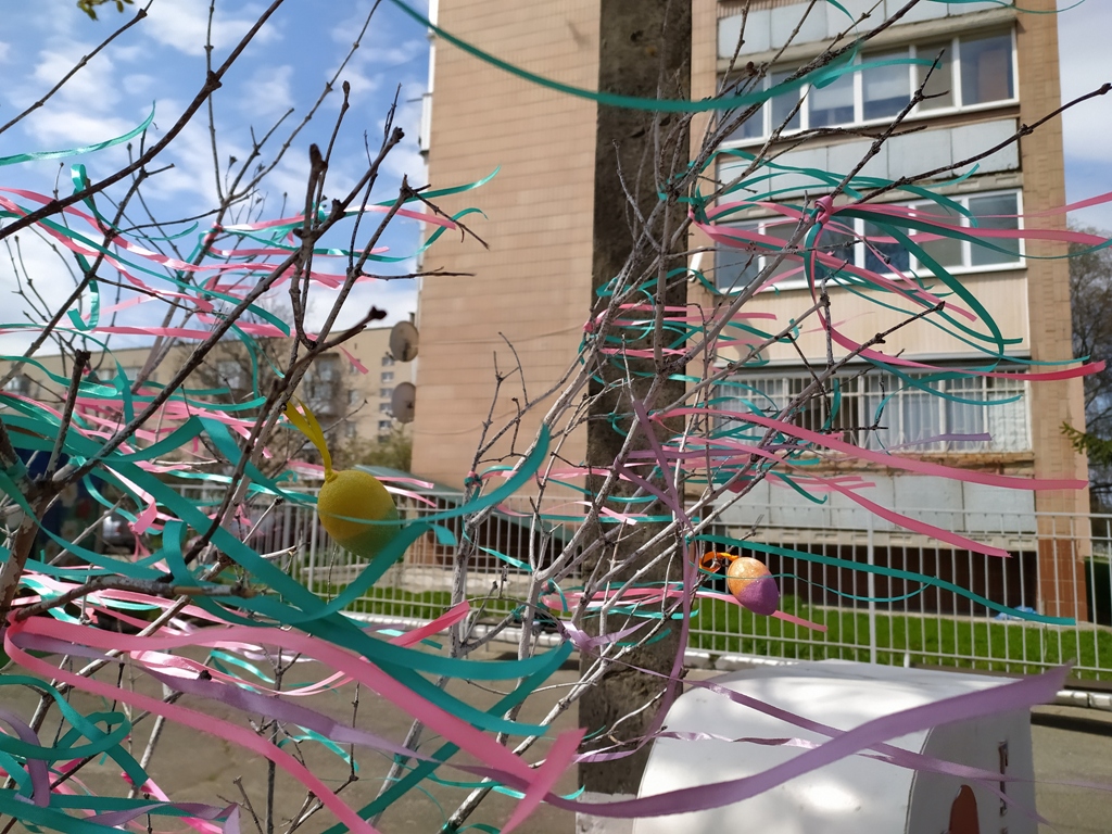 , Корсунь-Шевченківські гімназисти створили на території школи арт-майданчик, Надросся Online