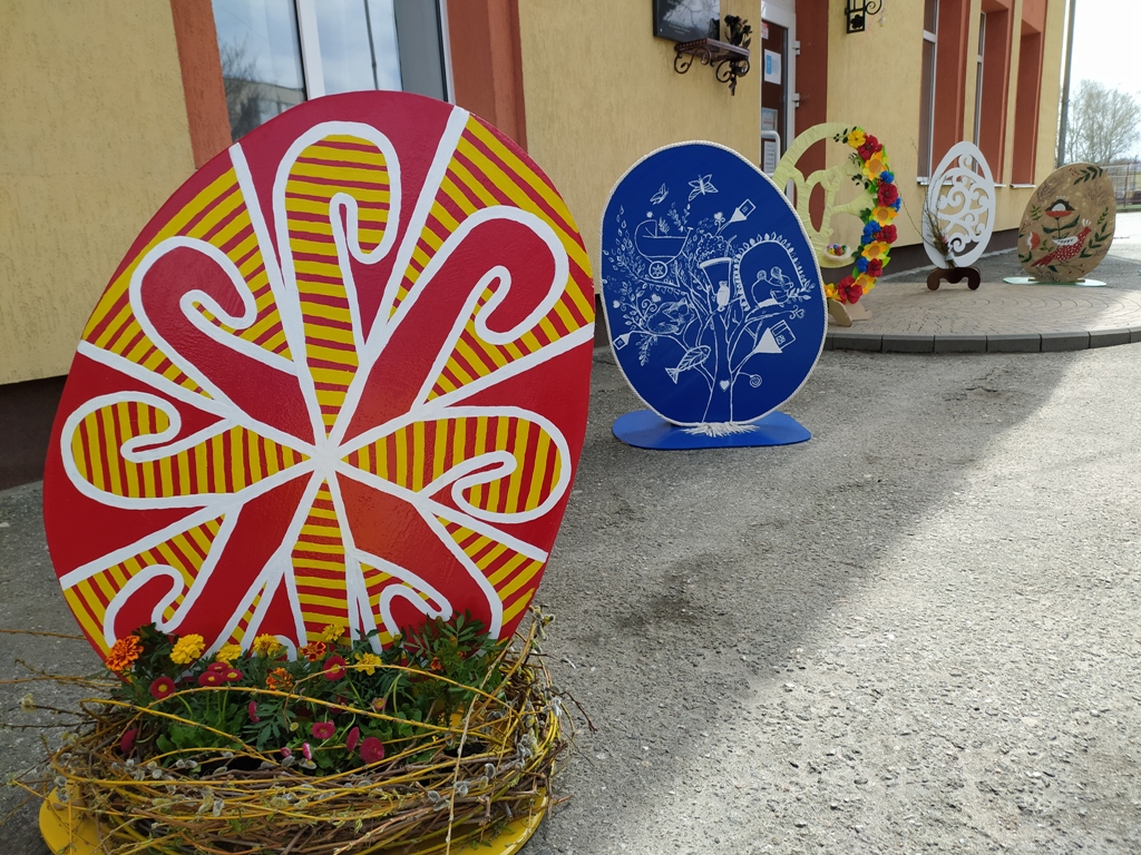 , Корсунь-Шевченківські гімназисти створили на території школи арт-майданчик, Надросся Online