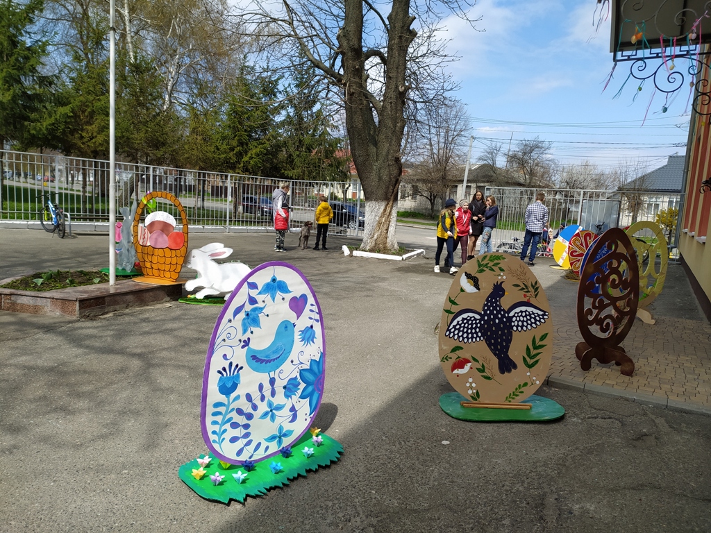 , Корсунь-Шевченківські гімназисти створили на території школи арт-майданчик, Надросся Online