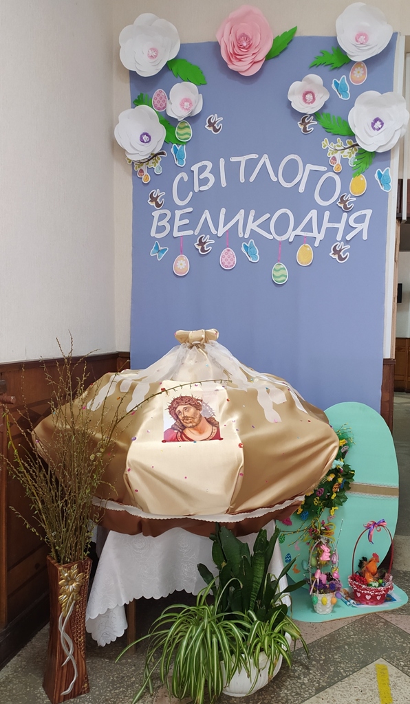 , Корсунь-Шевченківські гімназисти створили на території школи арт-майданчик, Надросся Online