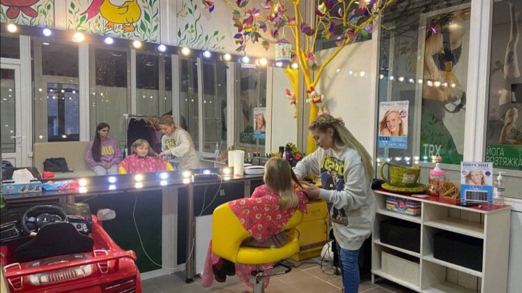 , В перукарню &#8211; як на свято: у Корсуні відкрилась дитяча перукарня, Надросся Online